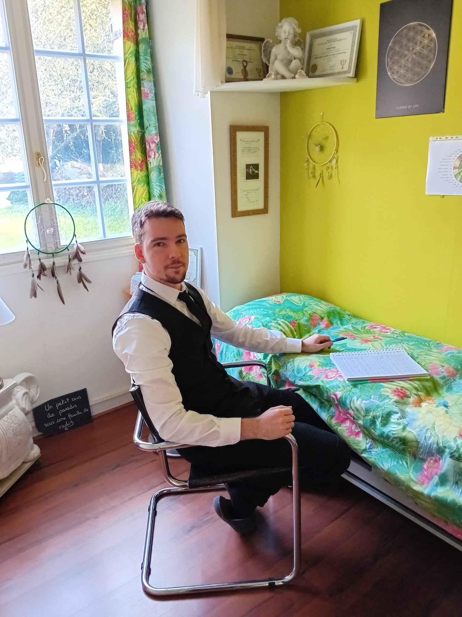 Gabriel mottais, thérapeuthe assis dans son cabinet, accueillant et chaleureux